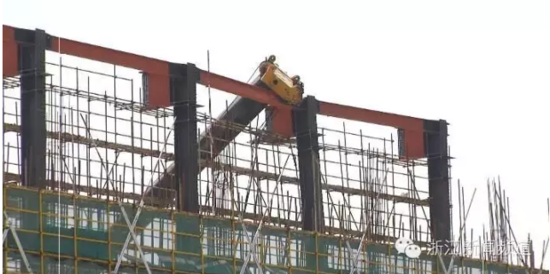 五一假期，杭州一工地的起重機(jī)吊機(jī)倒塌，造成1人重傷，3人輕傷